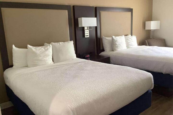 2 Queen Beds High Speed Internet Accessible Microwave and Refrigerator, Coffee Maker, Hairdryer Full Breakfast (2 of 6)