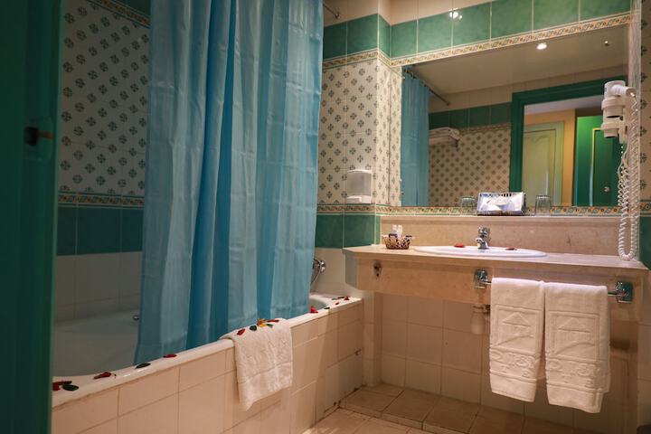 Room 15 of 38