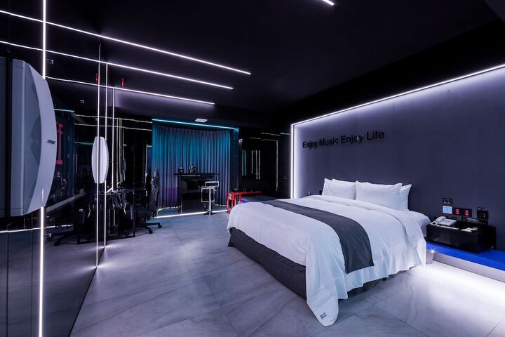 Room 17 of 99