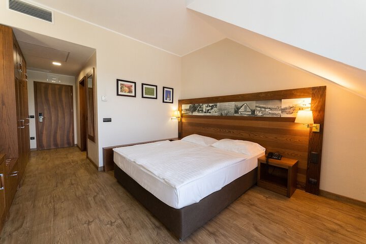 Room 18 of 138