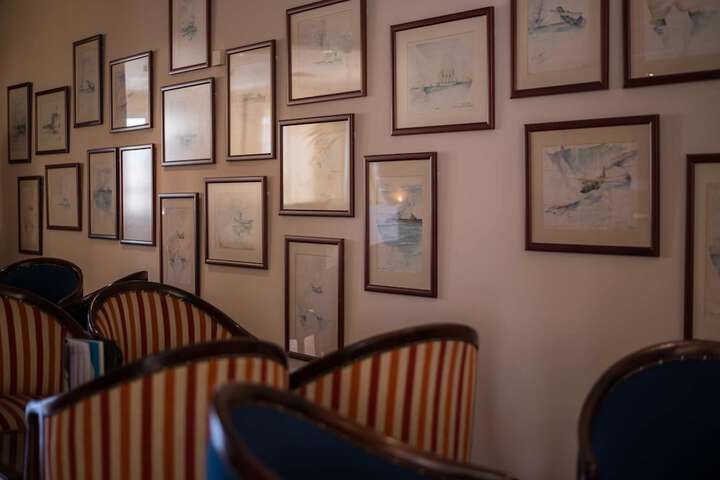 Lounge 94 of 129