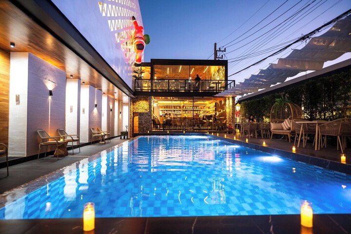 Pool 13 of 21