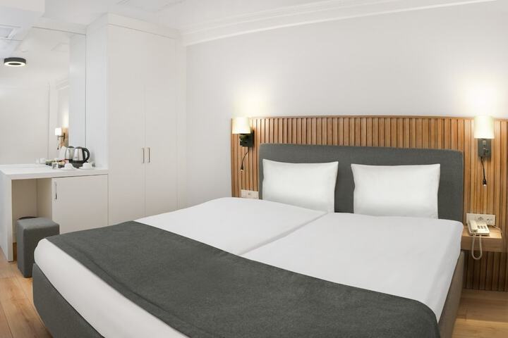 Room 4 of 70