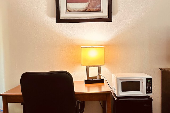 Queen Bed Accessible (2 of 6)