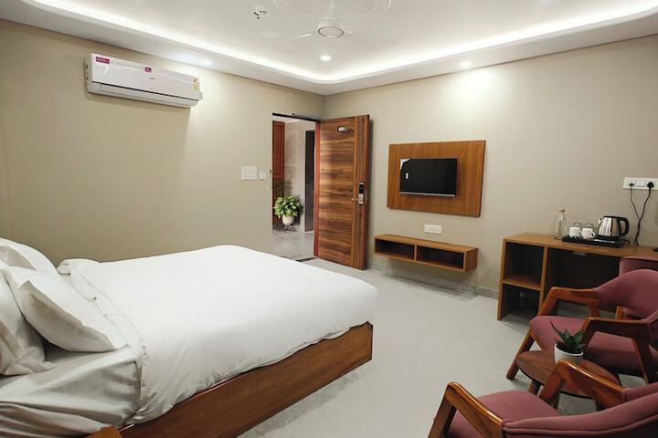 Room 6 of 12