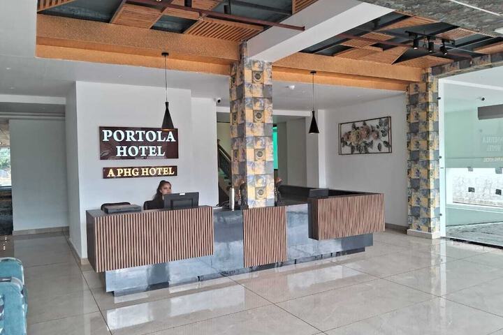 Exterior of Portola Hotel by Parkside