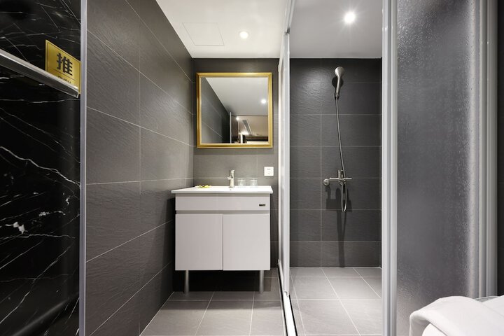 Room 34 of 36