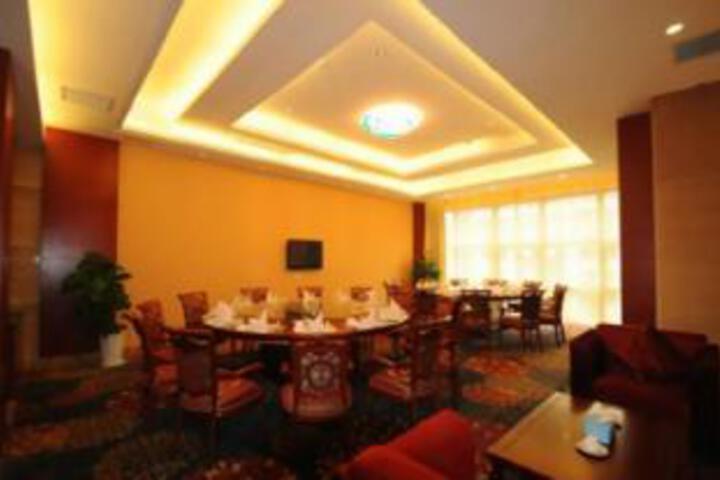 Dining 4 of 23