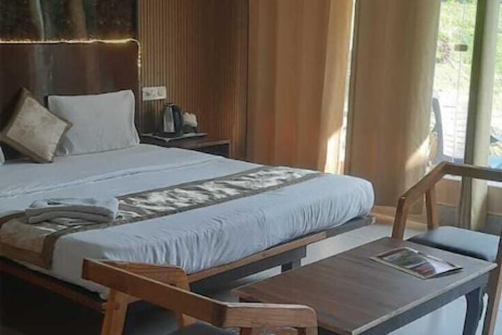 Room 6 of 28