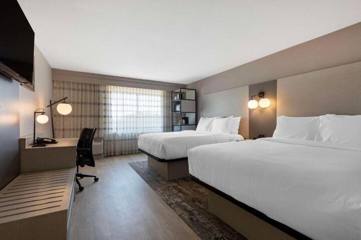 2 Queen Accessible Bathtub Microwave and Refrigerator WiFi Full Breakfast (9 of 13)