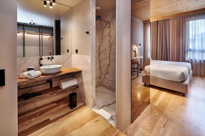 Room 6 of 52