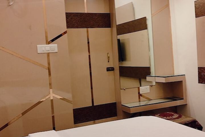 Room 2 of 17