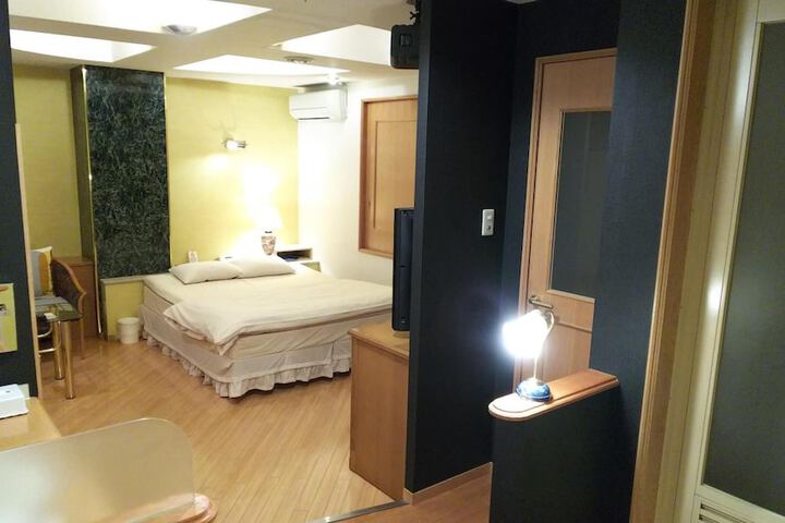 Room 11 of 43