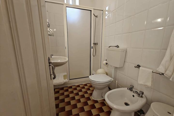 Room 100 of 141
