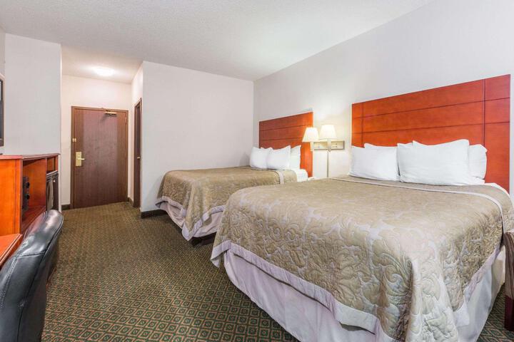2 Queen Beds (5 of 10)