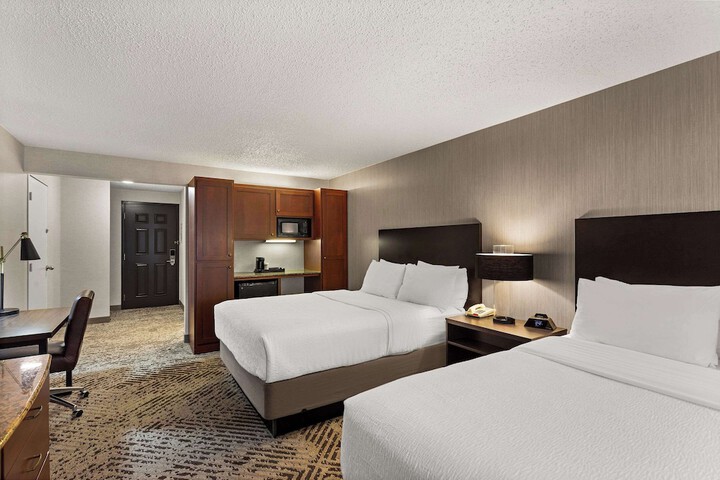 1 Queen Bed (9 of 18)