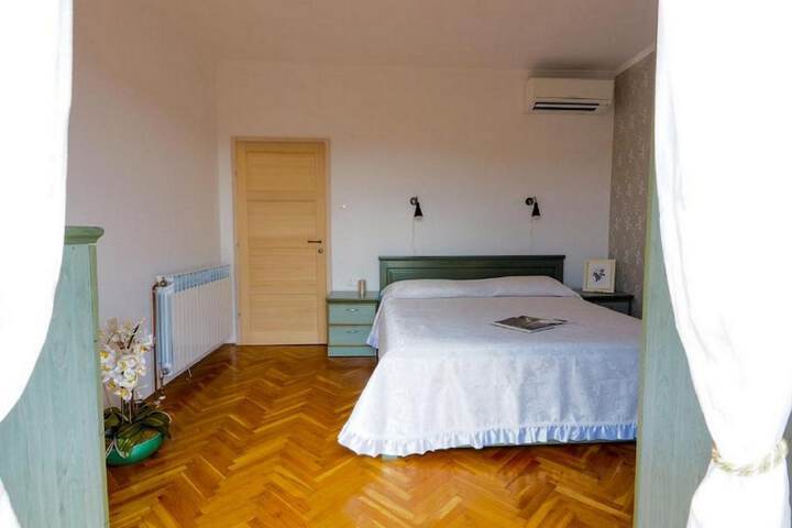 Room 5 of 49