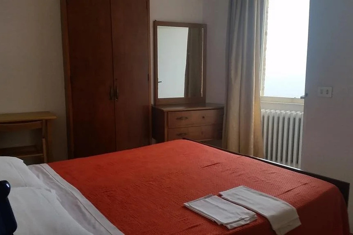 Room 5 of 13