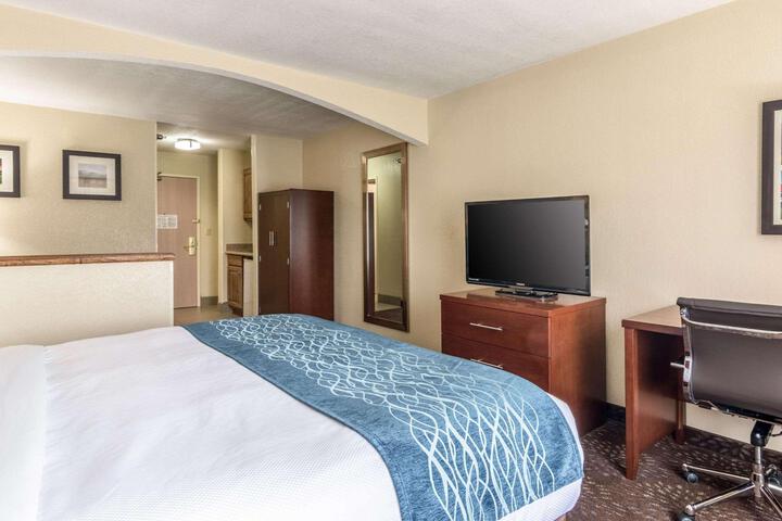 1 King Bed (1 of 15)