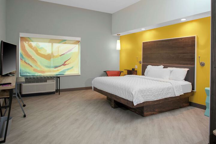 1 King Bed (6 of 13)