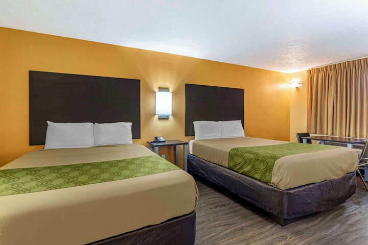 2 Queen Beds (2 of 5)