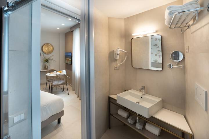 Room 33 of 43