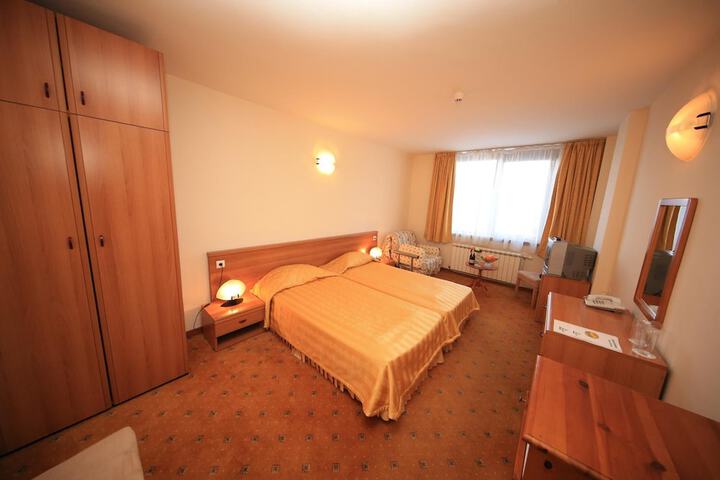 Room 8 of 48