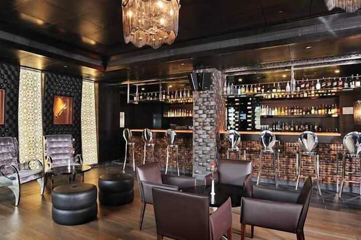 Lounge 40 of 75