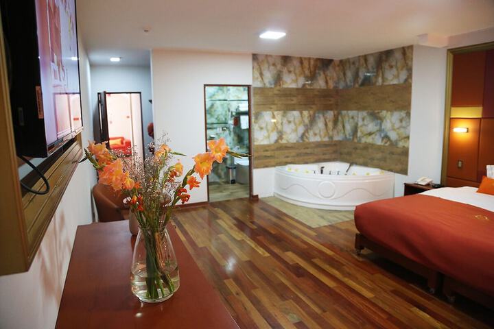 Room 8 of 28