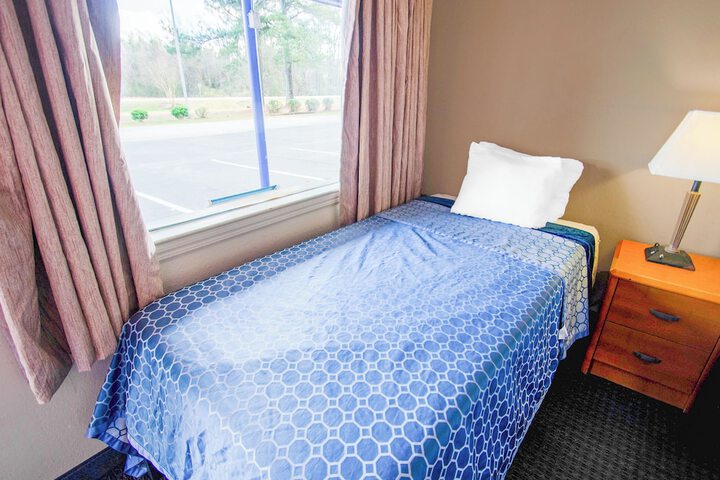 Single Room 1 Queen Bed (6 of 26)