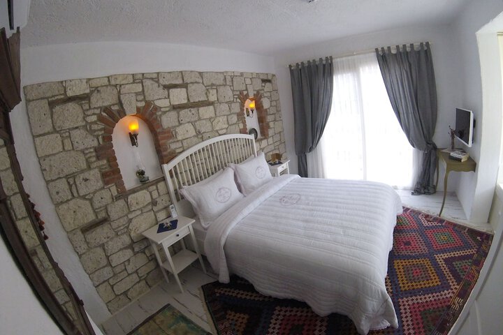 Room 6 of 77