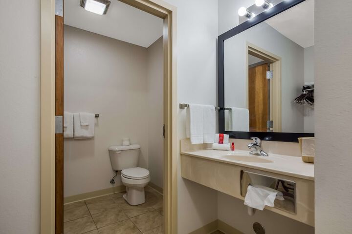 2 Queen Beds Flat Screen Television Microwave and Refrigerator, Continental Breakfast (18 of 18)