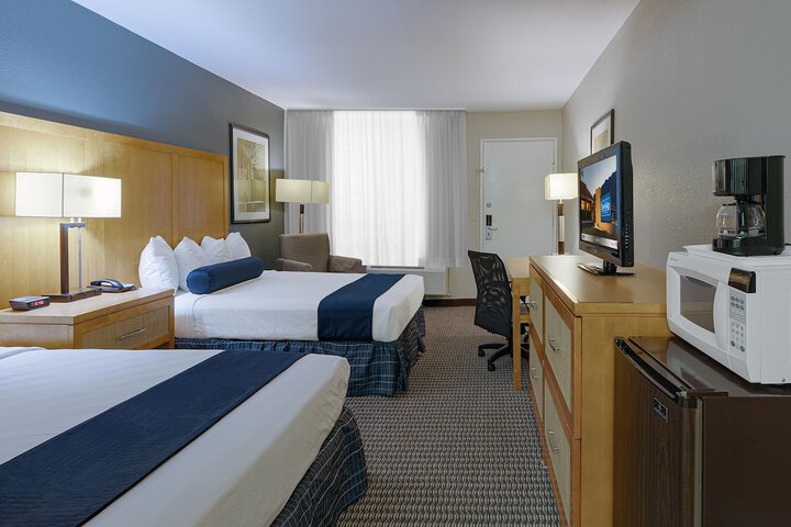 1 Queen Bed (2 of 20)