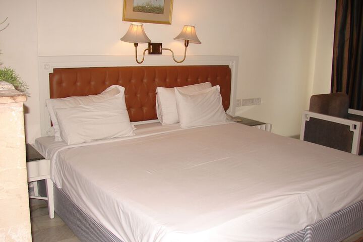 Room 9 of 40