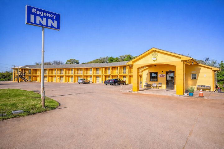 Regency Inn by OYO Rockdale TX in Rockdale, TX