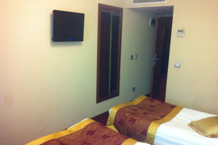 Room 6 of 33