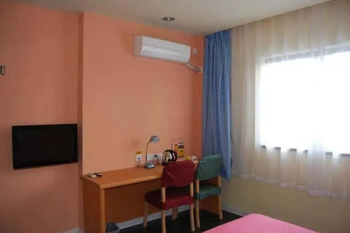 Room 6 of 8