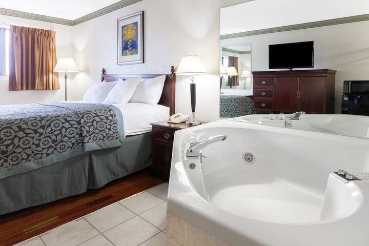 1 King Bed (4 of 17)