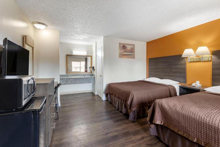 Classic 2 Queen Beds (4 of 8)