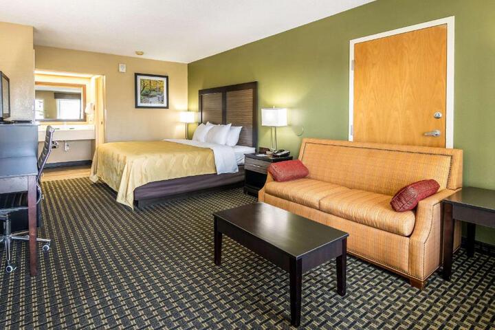 1 King Room (1 of 16)