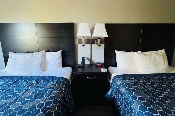 2 Queen Beds (6 of 7)