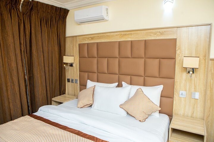 Room 4 of 42