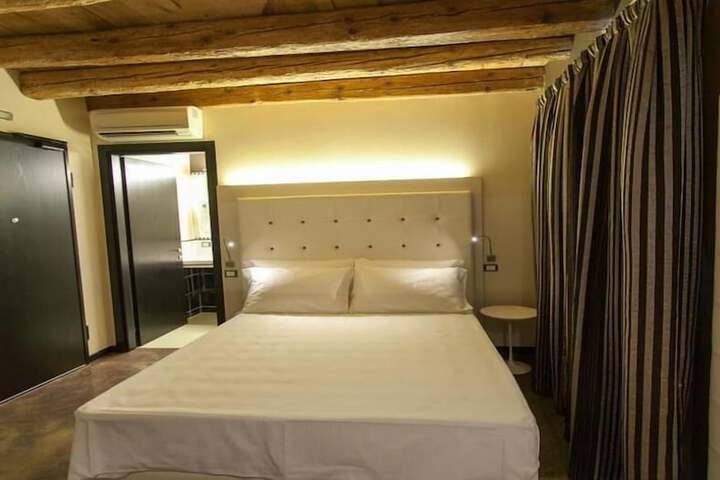 Room 9 of 34