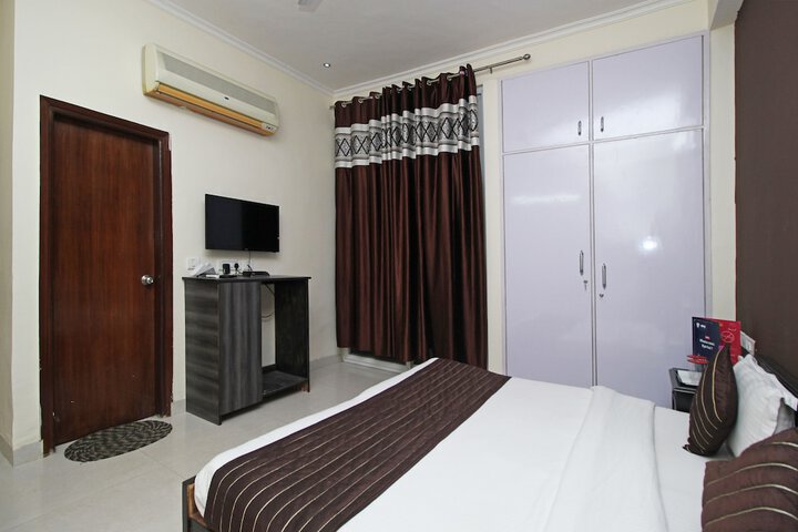 Room 6 of 18
