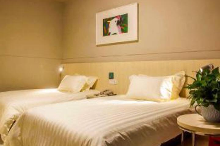 Room 33 of 34