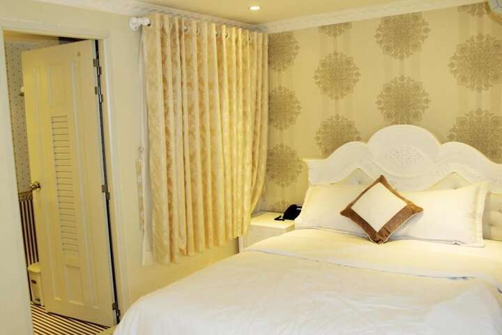 Room 4 of 19