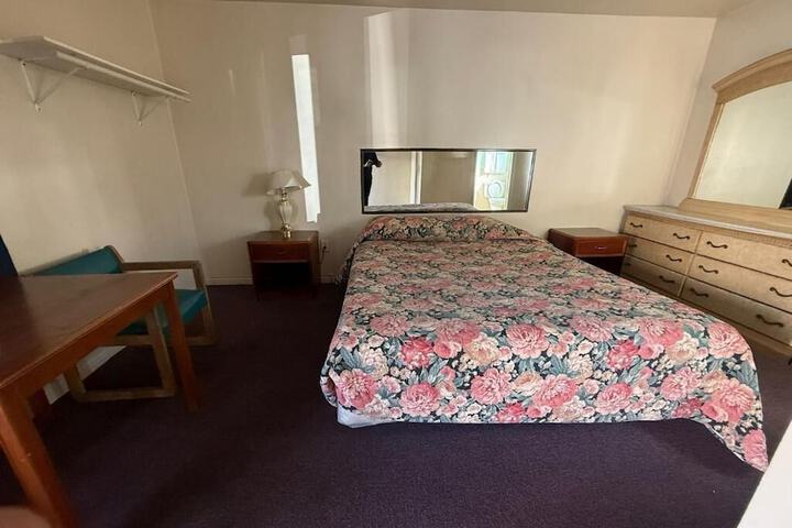 Room 6 of 10