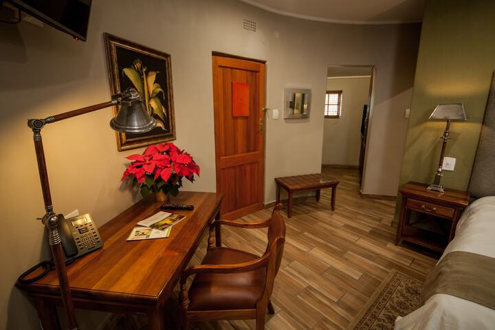 Lounge 48 of 76