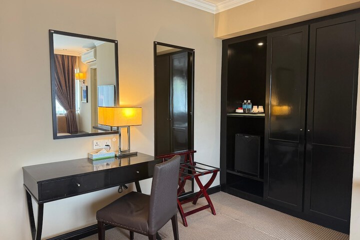 Room 42 of 97