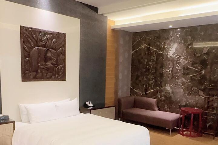 Room 33 of 82